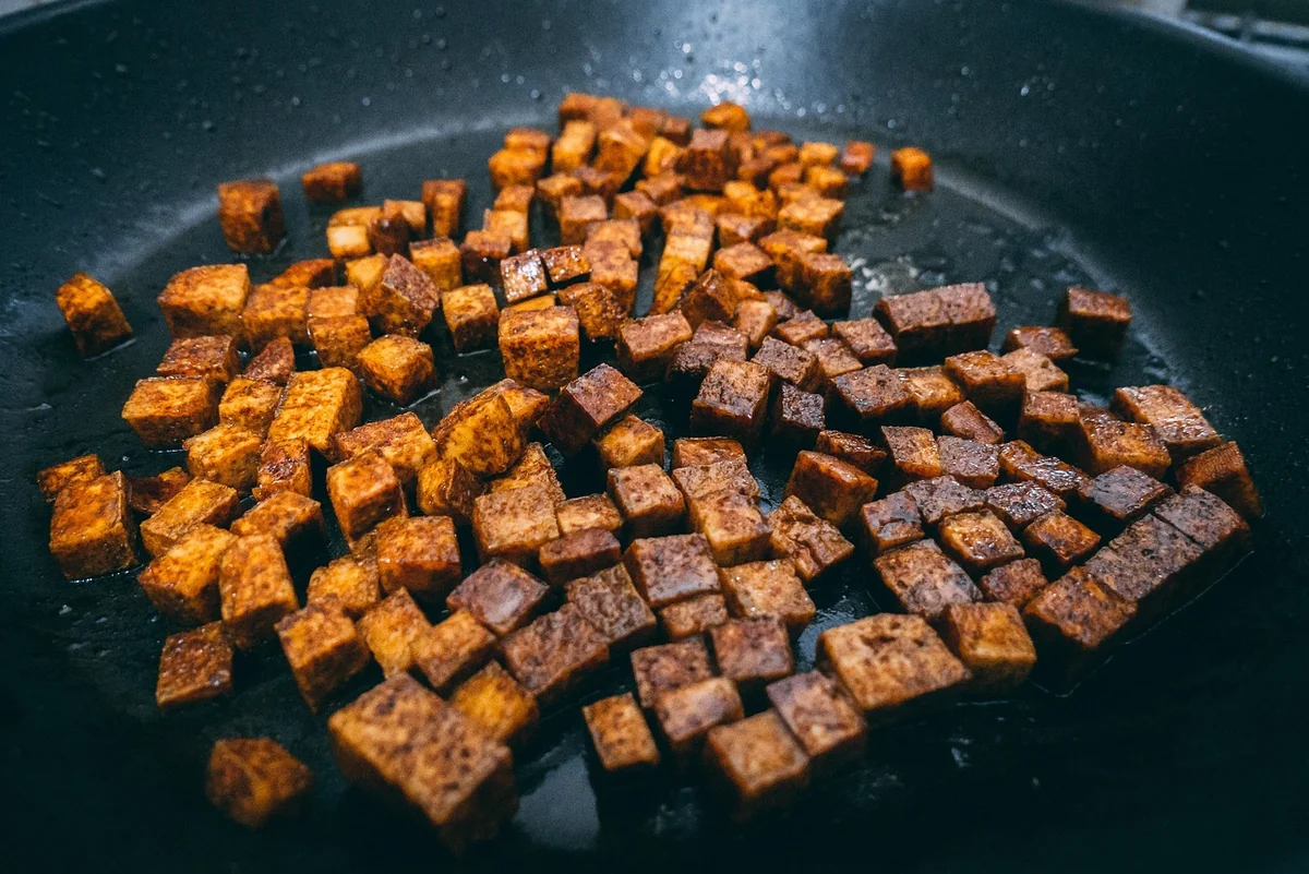 Cuire le tofu à la poêle : temps, température et gestes précis