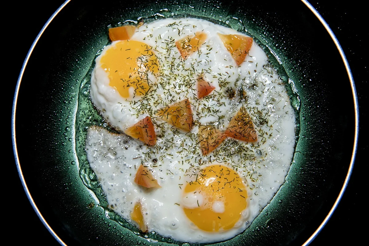 Temps de cuisson d'une omelette à la poêle : les repères chiffrés