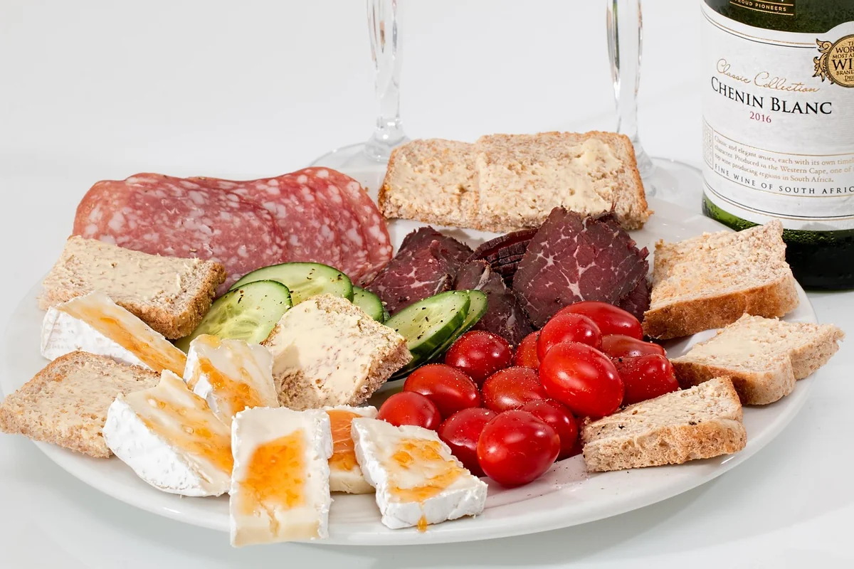 Comment présenter un plateau de charcuterie et de fromage sans que ça finisse en tas